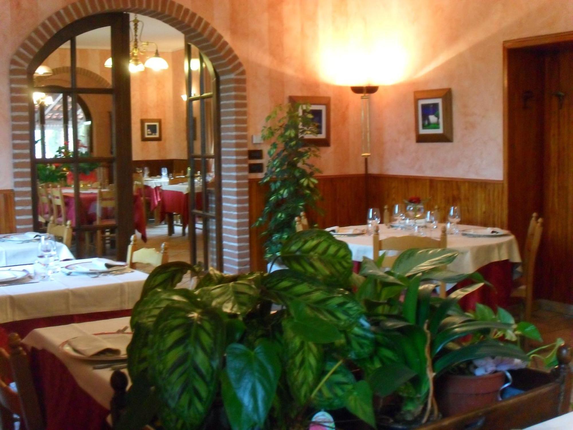 Ristorante Albergo Da Maurizio Cravanzana Exteriör bild