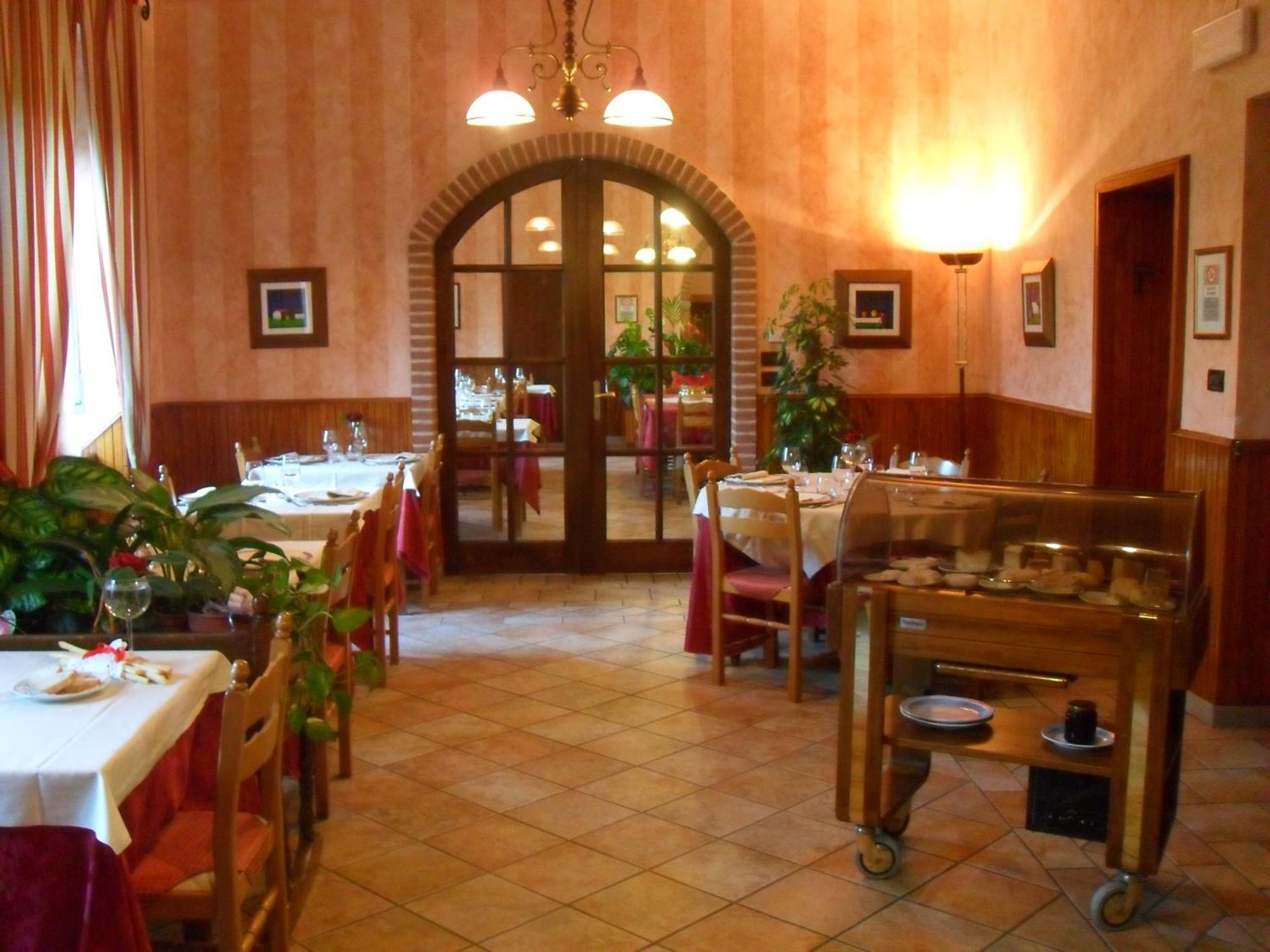 Ristorante Albergo Da Maurizio Cravanzana Exteriör bild