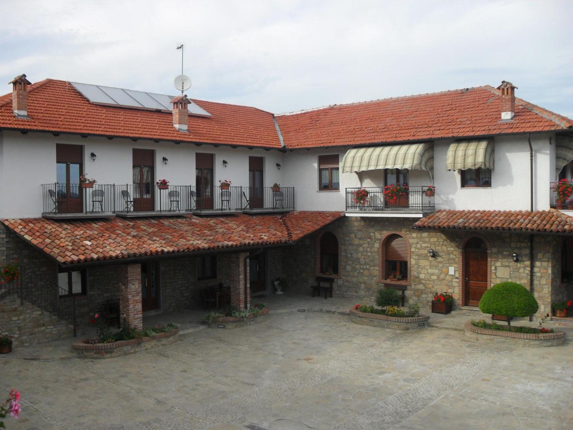 Ristorante Albergo Da Maurizio Cravanzana Exteriör bild