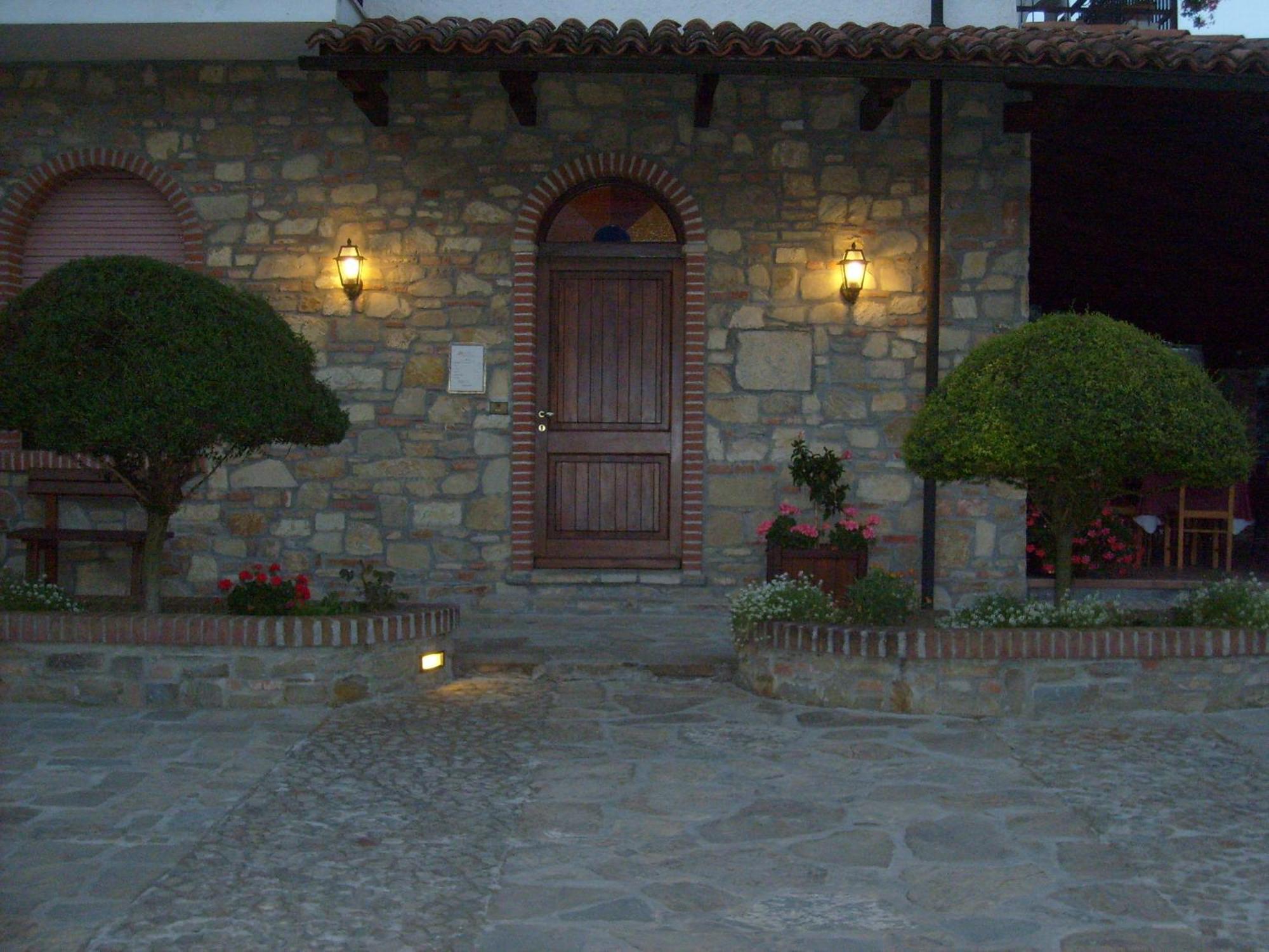 Ristorante Albergo Da Maurizio Cravanzana Exteriör bild